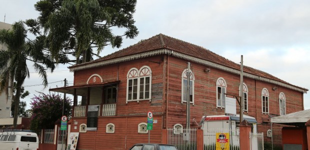 http://www.habiafrica.de/wp/wp-content/uploads/2015/05/2.Holzhaus-aus-Kolonialzeiten-in-Iratí_2.jpg