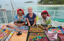 http://www.habiafrica.de/wp/wp-content/uploads/2015/09/Kuna-Indianer-beim-Verkauf-ihrer-Handarbeit_2.jpg