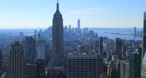 http://www.habiafrica.de/wp/wp-content/uploads/2015/12/50.-Blick-von-Top-of-the-Rock-auf-Manhattan-und-dem-Empire-State-Building_2.jpg